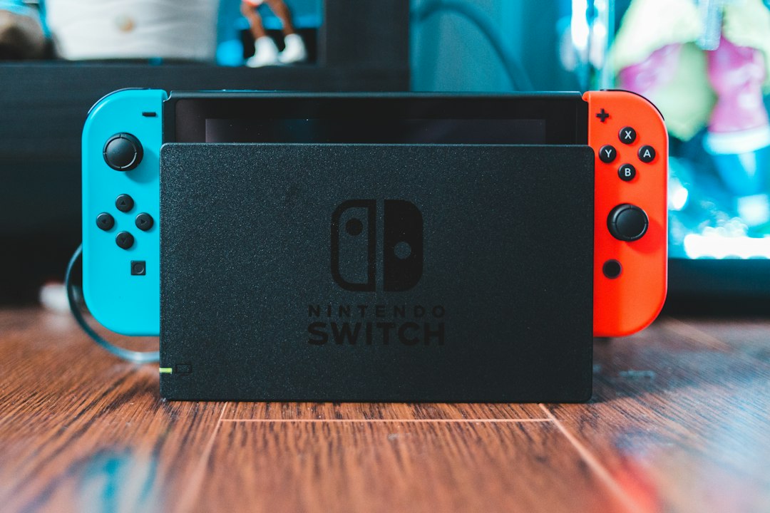 Nintendo Switch本体と左右のJoy-Con。ゲーム画面ではないイメージ写真。